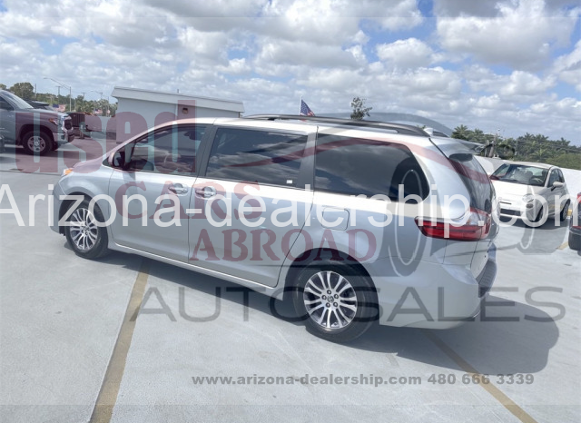 2020 TOYOTA SIENNA XLE full