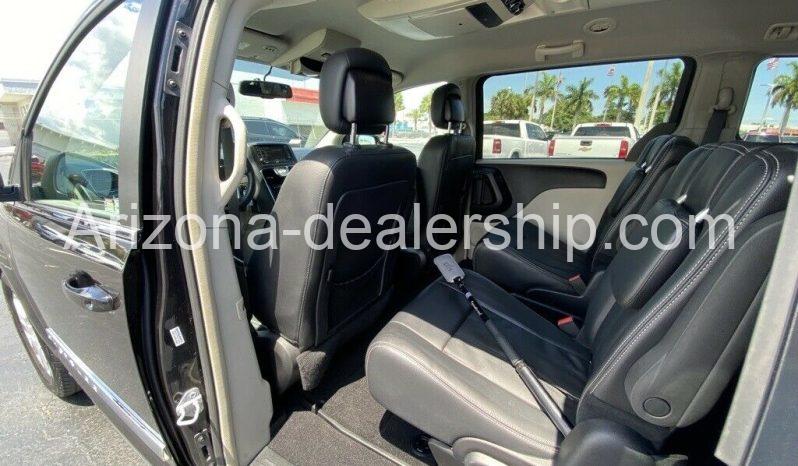 2016 Chrysler Town & Country Touring full