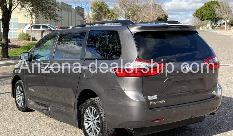 2020 Toyota Sienna XLE full