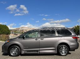 2020 Toyota Sienna XLE full