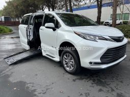 2022 Toyota Sienna XLE full