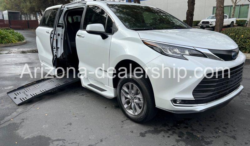 2022 Toyota Sienna XLE full