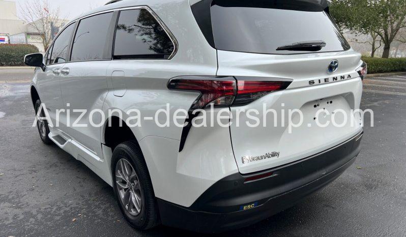 2022 Toyota Sienna XLE full