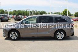 2022 Toyota Sienna Limited full