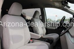 2020 Toyota Sienna LE full