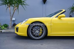 2017 YEL Porsche 911 Carrera 4S full