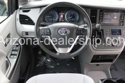 2020 Toyota Sienna LE full
