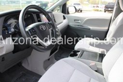 2020 Toyota Sienna LE full